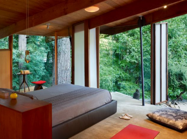 Kamar dengan jendela besar yang menghadap pemandangan alam yang indah